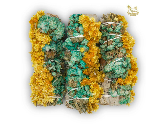 Fleur sinuata turquoise et jaune avec bouquets de sauge blanche