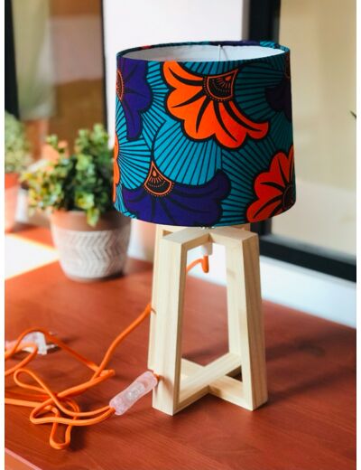 Lampe sur pied trépied bois clair Wax Fleurs de mariage orange/violet