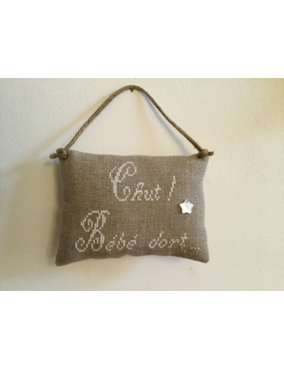 Petit coussin « Chut bébé dort »