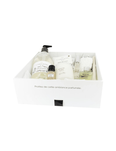 Coffret bougie 180gr + diffuseur 50ml + spray 30ml + extrait 15ml + savon 100gr + lavant mains + 1 coeur Bois de Gaiac